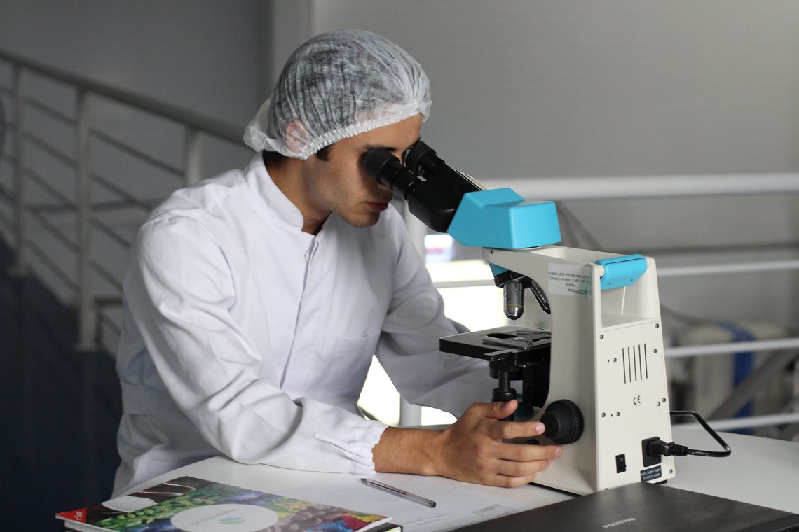 scientifique-microscope